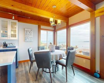 Whalehouse Waterfront Haven w/ Boat Launch, Fireplaces & Large Deck - Camano Island - Comedor