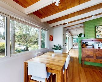 Breeze in the Trees - Seattle - Dining room