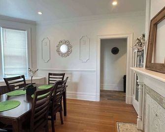 Stunning 3br-Private Entrance-Renovated-Near City - Pittsburgh - Comedor
