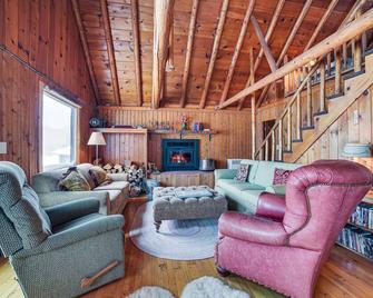 Michigan Cabin Retreat 5 Mi to Sturgeon Bay Beach - Pellston - Living room