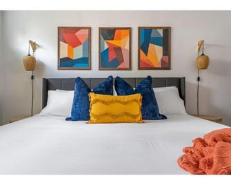 The Colour I 10 Minute To Royal Tyrrell I Sleeps 7 - Drumheller - Bedroom