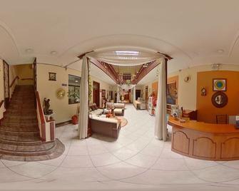 4 Mundos - Cuenca - Front desk