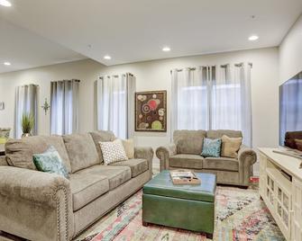New Modern Townhome w/Rooftop Deck - Denver - Living room