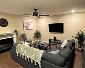 Beautiful Single Story 4 Br. Home In Nic - Palmdale - Sala de estar