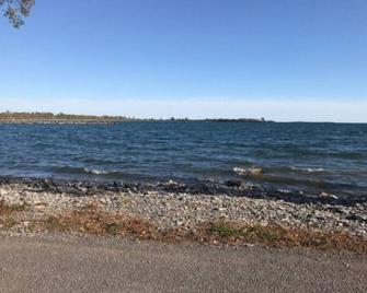 The Little Jurassic Lake House - Quinte West - Beach