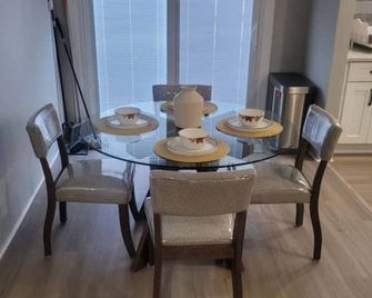 Peaceful cozy 3-bedroom house with AC in Queens. - Queens - Dining room