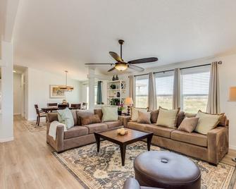 Maricopa Desert Ranch - Maricopa - Living room