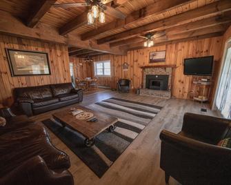 Spacious remodeled farm house for your adventures. - Pisgah Forest - Living room