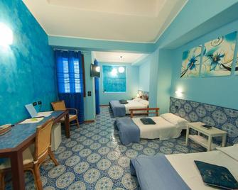 بيتي هوتل - ميلاتسو - غرفة نوم