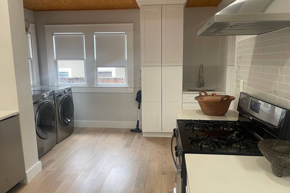 A guest favorite! Charming 2-bedroom house- stylish comfort in a great area - San Antonio - Cocina