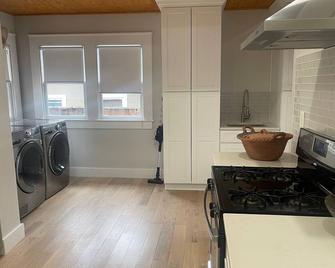 A guest favorite! Charming 2-bedroom house- stylish comfort in a great area - San Antonio - Kitchen