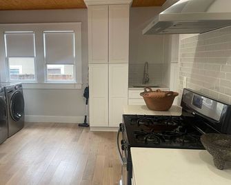 A guest favorite! Charming 2-bedroom house- stylish comfort in a great area - San Antonio - Cocina