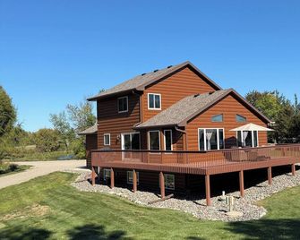 3-bedroom home on a private peninsula on Schmidt Lake in Buffalo. - Buffalo - Building