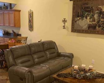 Relax in our beautiful New Orleans themed townhome\n\n - Ponchatoula - Living room