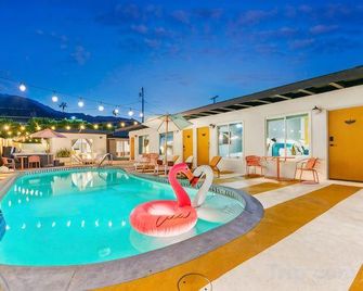 Mod Retreat in Vibrant Palm Springs - Palm Springs - Pool