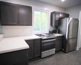 Grand Rapid's 2bedroom apartment, just a quick 3-min drive to DeVos Perform Hall - Grand Rapids - Kitchen
