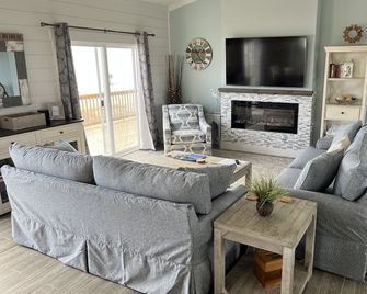 Beach Front!!, New 4 Bedroom, 3 Bathroom Home With Vista Beach Views & Icw Views - Sneads Ferry - Sala de estar