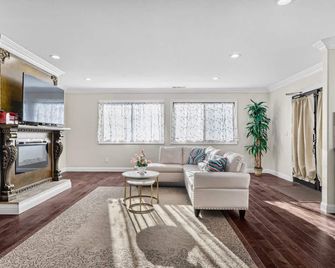 Stunning Roman Design 7Bed5Bath in Heart San Jose - San Jose - Sala