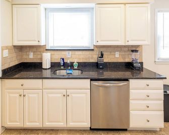 Luxe Belleville 1 Bed - Pets Ok, Parking, Laundry, Fios, Safe, Dog Park Nearby - Belleville - Kitchen