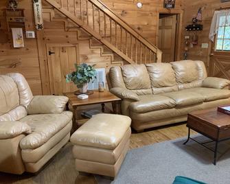 Lovely Log Home Is Surrounded By Roosevelt State Park & Near Callaway Gardens! - Warm Springs - Living room