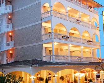 Hotel Strass - Paralia - Gebouw