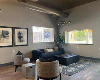 Suites on Phillips - Sioux Falls - Wohnzimmer