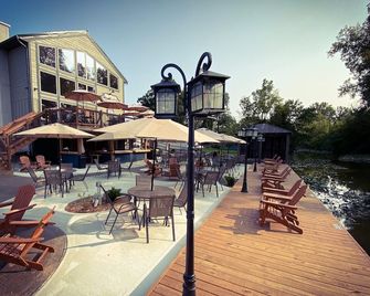 Hideaway Haven - waterfront cottage with private boat slip on Buckeye Lake - Thornville - Patio