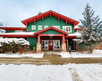 Spacious, Family-Friendly Condo w/ Free Ski Shuttle, Shared Pool - Jeffersonville - Building