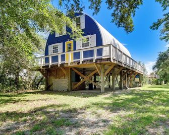 Charming Bay St Louis Home Deck, on Canal! - Bay Saint Louis - Building