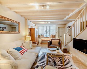 Cotswold holiday cottage with excellent central location - Masters House - Stow-on-the-Wold - Living room
