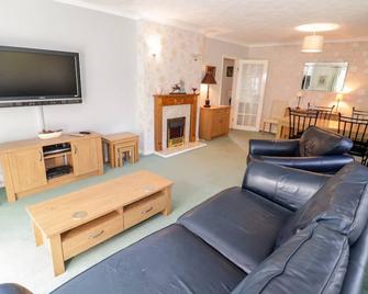 Treetops - Colwyn Bay - Living room