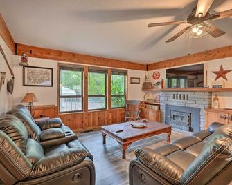 Pollock Pines Cabin Retreat w/ Hot Tub + Deck - Pollock Pines - Living room
