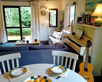 La Vie En Rose Cottage - Akaroa - Dining room