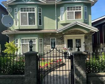 Friendly Home, where your family will be close to everything during your stay. - Vancouver - Edificio