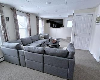 Grand Trunk Cottage - Close to trails, Mount Washington (10 mins) & ski areas - Gorham - Living room