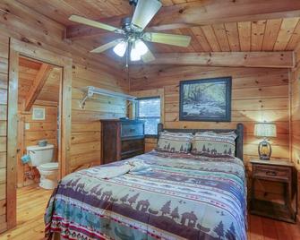 Creek Heaven - 2 Bedrooms, 2 Baths, Sleeps 6 Cabin by RedAwning - Cosby - Habitación