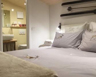 Very cozy and nicely furnished apartment in the attic. - Canazei - Bedroom