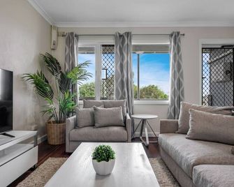 Older Cottage Style 3BR in Rangeway - Geraldton - Living room