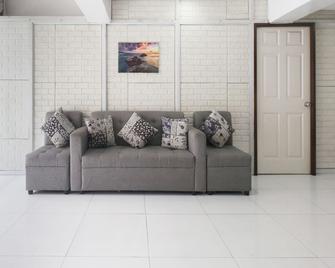 OYO 894 Cosmo Hotel P Campa Manila - Manila - Living room