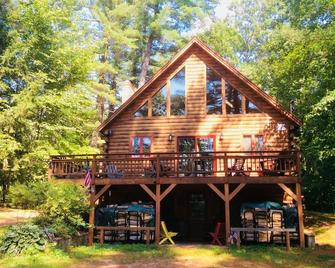 Mountain retreat 15 mins from Sunday River kayak,hike,bike,golf, swim,ski - Rumford - Edificio