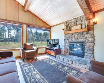 Donnelly Cabin w/ Fire Pit: 5 Mi to Boat & Ski! - Donnelly - Вітальня