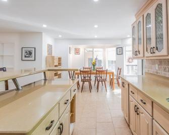 Indoor heated pool, Games room, Yoga, Privacy, Fire Pit, 7 bedrooms, Starlink - Bobcaygeon - Kitchen