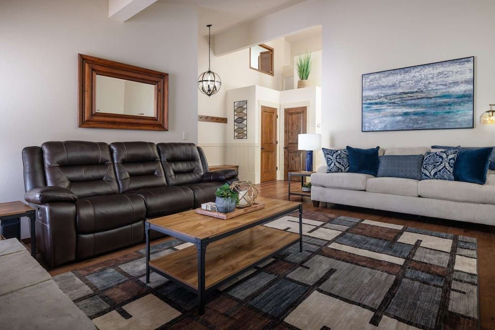 Fantastic West Linn Home w/ Huge Gorgeous Deck, Ping Pong Table, 11 Miles to Portland
