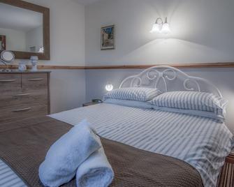 Honeysuckle Cottage - 1 Bedroom - Amroth - Narberth - Bedroom