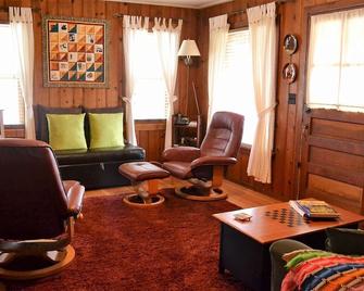 2Bd/2Ba New Kitchen, New Baths, Close To The Beach, Back Deck for Relaxation - Seaside - Building