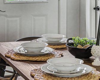 The Eddy House - Cozy Farmhouse Retreat Near Downtown Claremore - Claremore - Essbereich