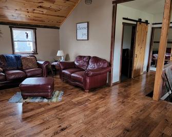 The Barn House Lodge - Spillville - Sala de estar