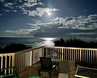 Surfs Reach - a stunning beachfront retreat - Ohope - Balcony