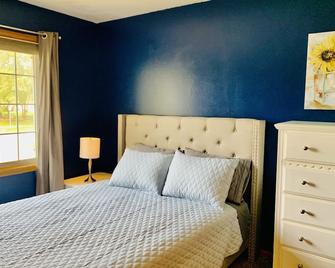 Convenient Ranch home with 4 bedrooms - Urbandale - Bedroom