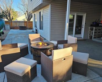 Centrally Located 1500 SqFt Private Guest Suite with Hot Tub - Meridian - Patio